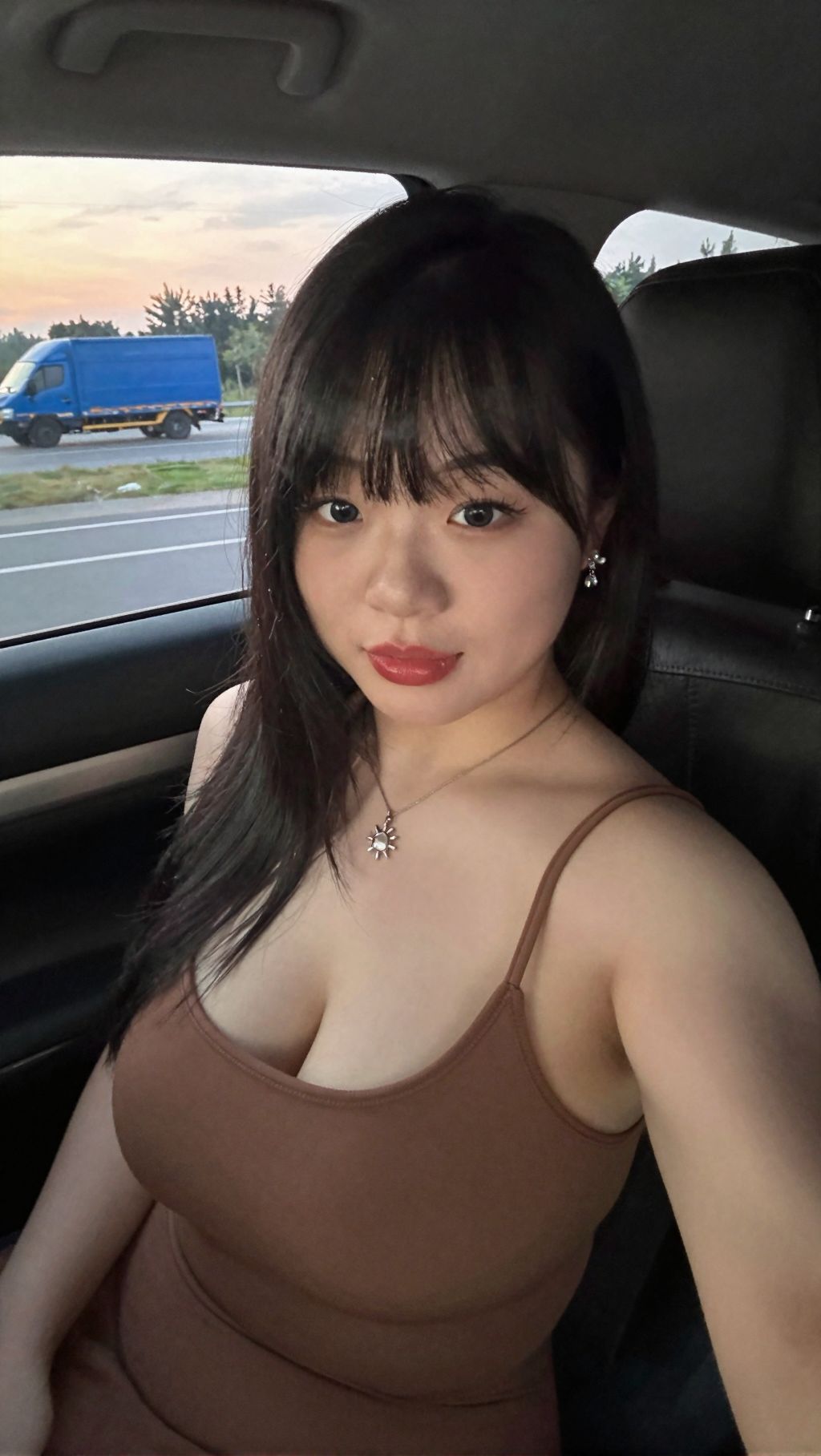Krea2-Beauty03-Busty Beauty Selfie-8000