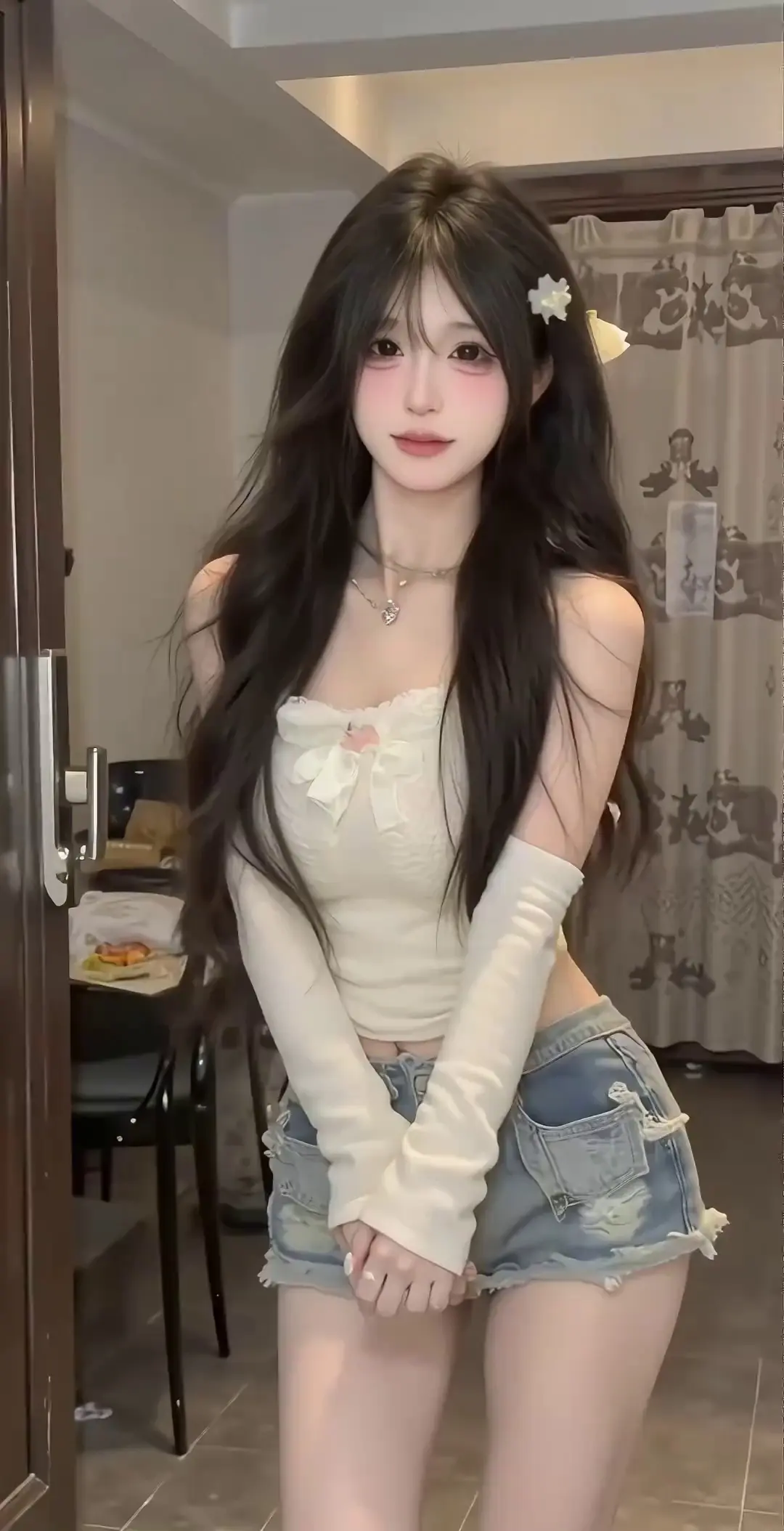 TikTok beautiful girl dancing picture segment